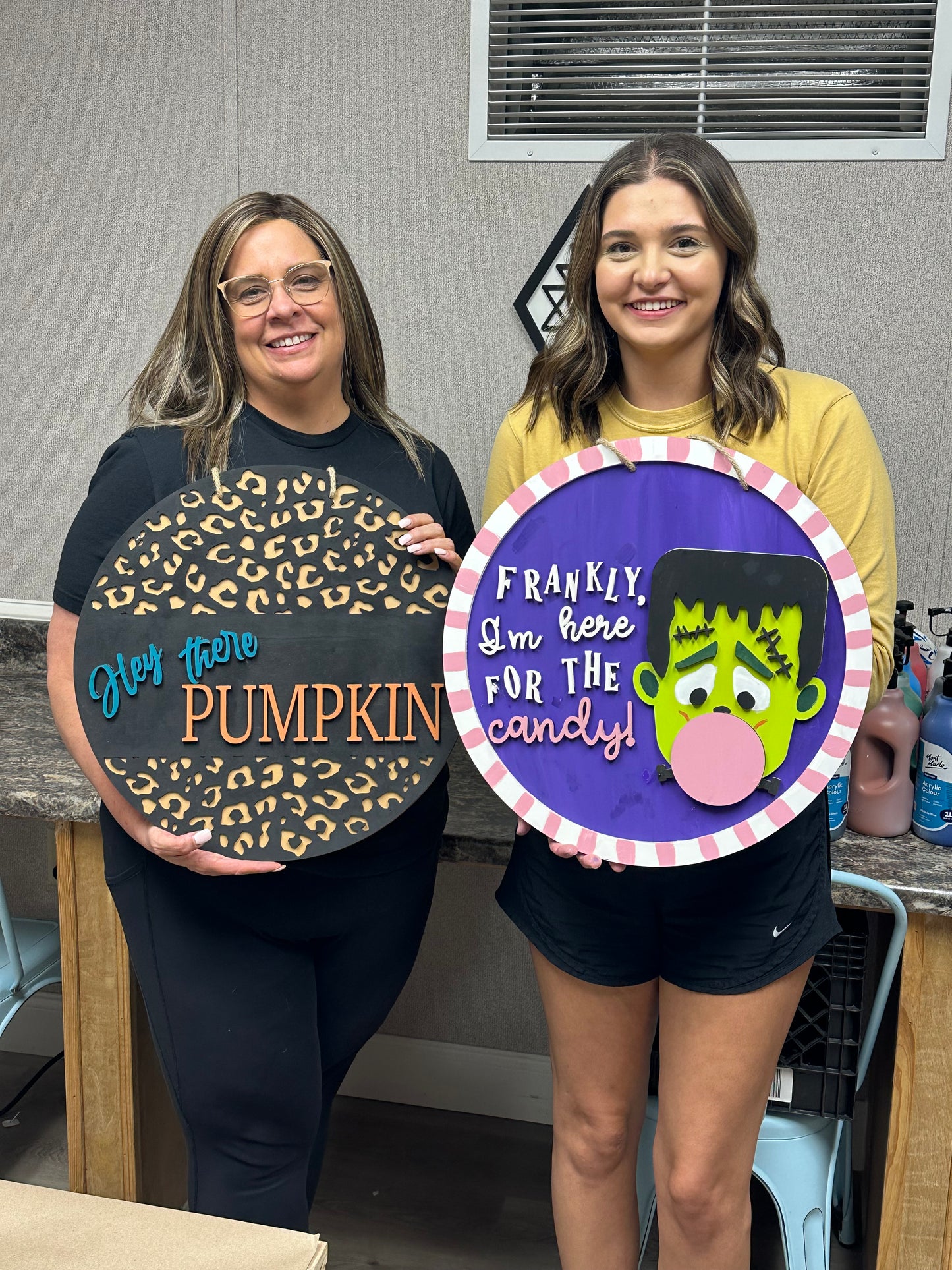 Hey There Pumpkin Leopard Round sign